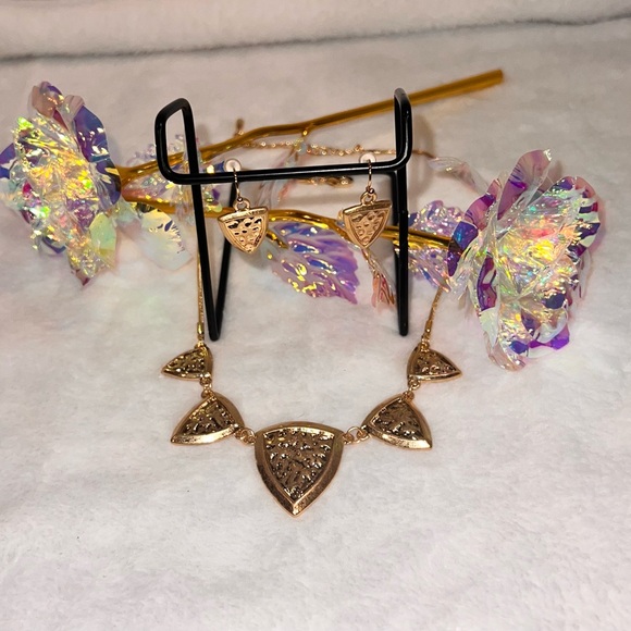 18” Gold Tone NECKLACE/EARRING SET - Picture 7 of 13